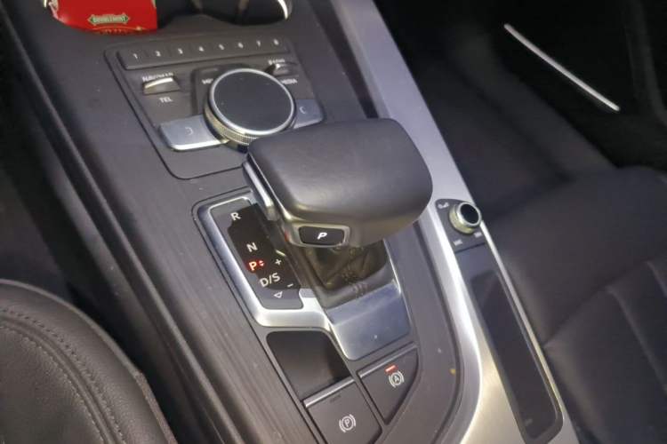 Used Audi A4L 2019 40 TFSI Fashion Edition China VI Emission Standard Gear Lever