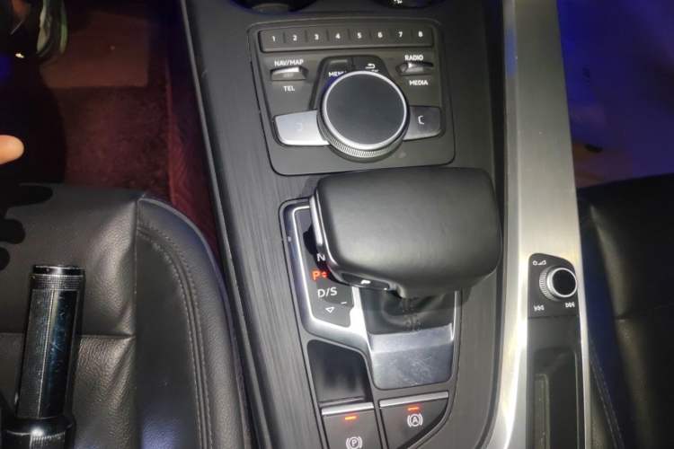 Used Audi A4L 2019 40 TFSI Fashion Edition China VI Emission Standard Gear Lever