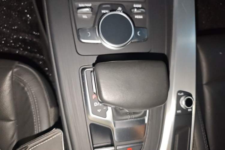 Used Audi A4L 2019 40 TFSI Fashion Edition China VI Emission Standard Gear Lever