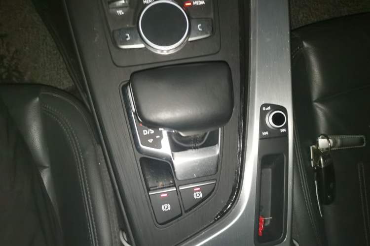 Used Audi A4L 2019 40 TFSI Fashion Edition China VI Emission Standard Gear Lever