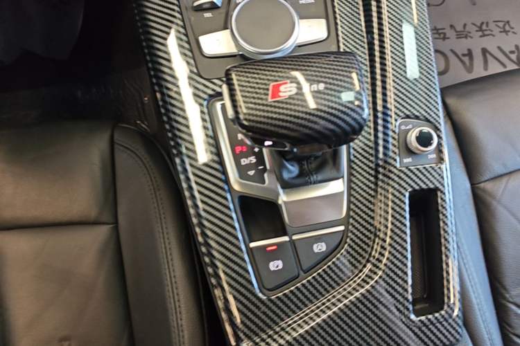 Used Audi A4L 2019 40 TFSI Fashion Edition China VI Emission Standard Gear Lever