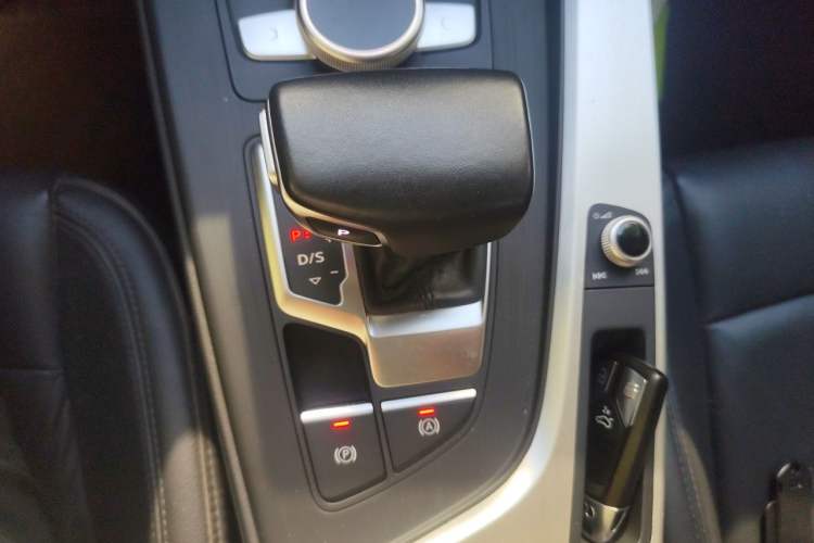 Used Audi A4L 2019 40 TFSI Fashion Edition China VI Emission Standard Gear Lever