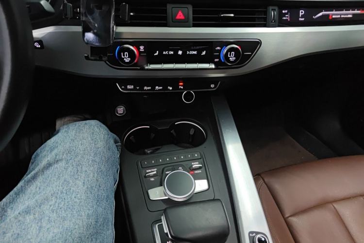 Used Audi A4L 2019 40 TFSI Fashion Edition China VI Emission Standard Gear Lever