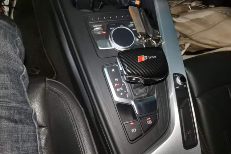 Used Audi A4L 2019 40 TFSI Fashion Edition China VI Emission Standard Gear Lever