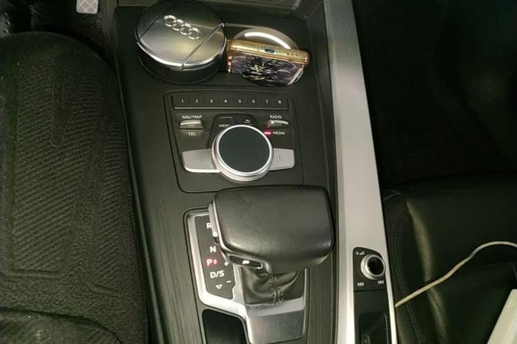 Used Audi A4L 2019 40 TFSI Fashion Edition China VI Emission Standard Gear Lever