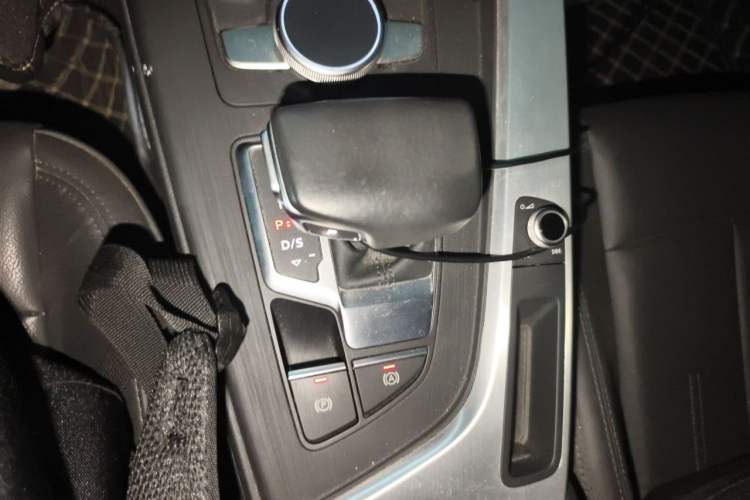 Used Audi A4L 2019 40 TFSI Fashion Edition China VI Emission Standard Gear Lever
