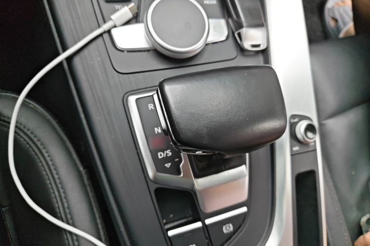 Used Audi A4L 2019 40 TFSI Fashion Edition China VI Emission Standard Gear Lever