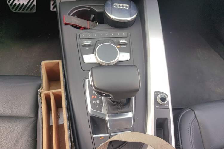 Used Audi A4L 2019 40 TFSI Fashion Edition China VI Emission Standard Gear Lever