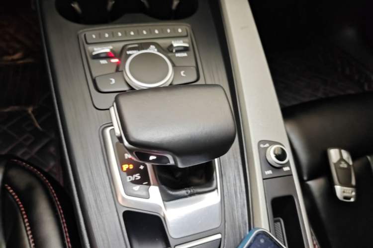 Used Audi A4L 2019 40 TFSI Ambition China VI Gear Lever