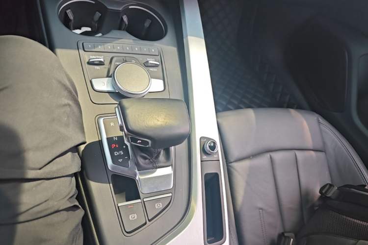 Used Audi A4L 2019 40 TFSI Fashion Edition China VI Emission Standard Gear Lever