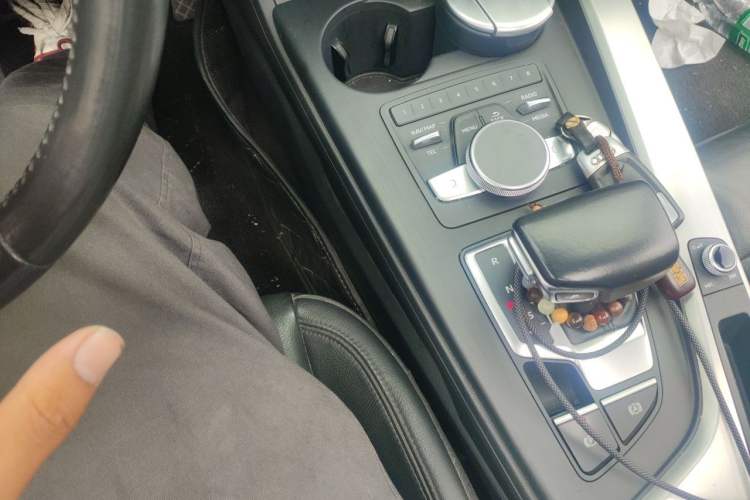 Used Audi A4L 2019 40 TFSI Fashion Version China V Gear Lever
