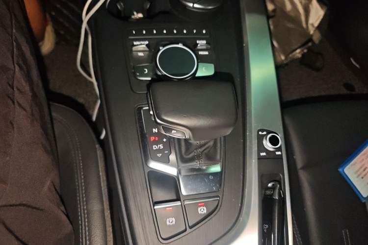 Used Audi A4L 2019 40 TFSI Fashion Edition China VI Emission Standard Gear Lever