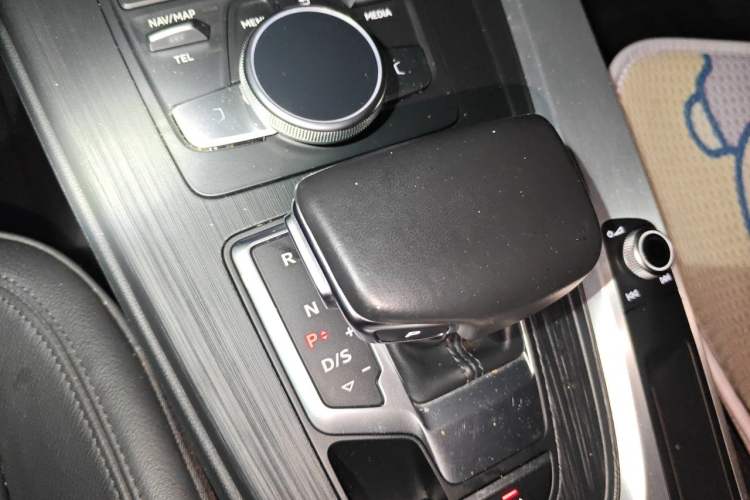 Used Audi A4L 2019 40 TFSI Fashion Version China V Gear Lever