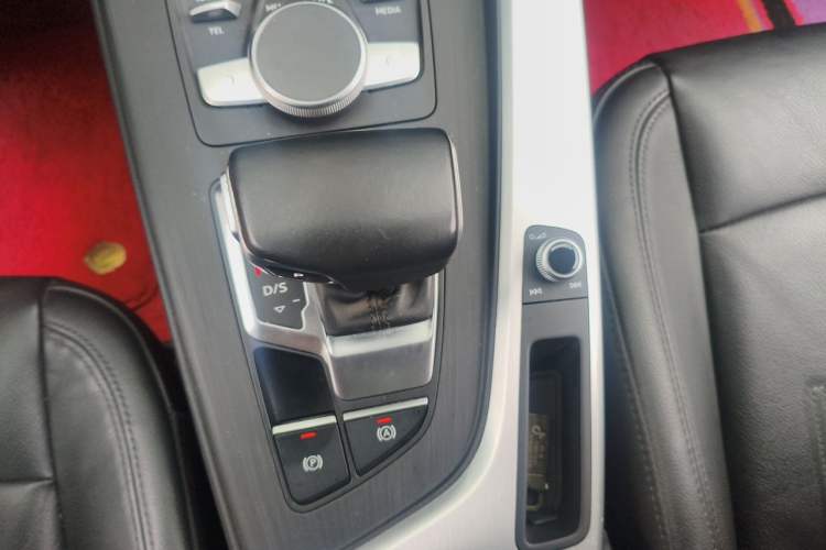 Used Audi A4L 2019 40 TFSI Fashion Edition China VI Emission Standard Gear Lever