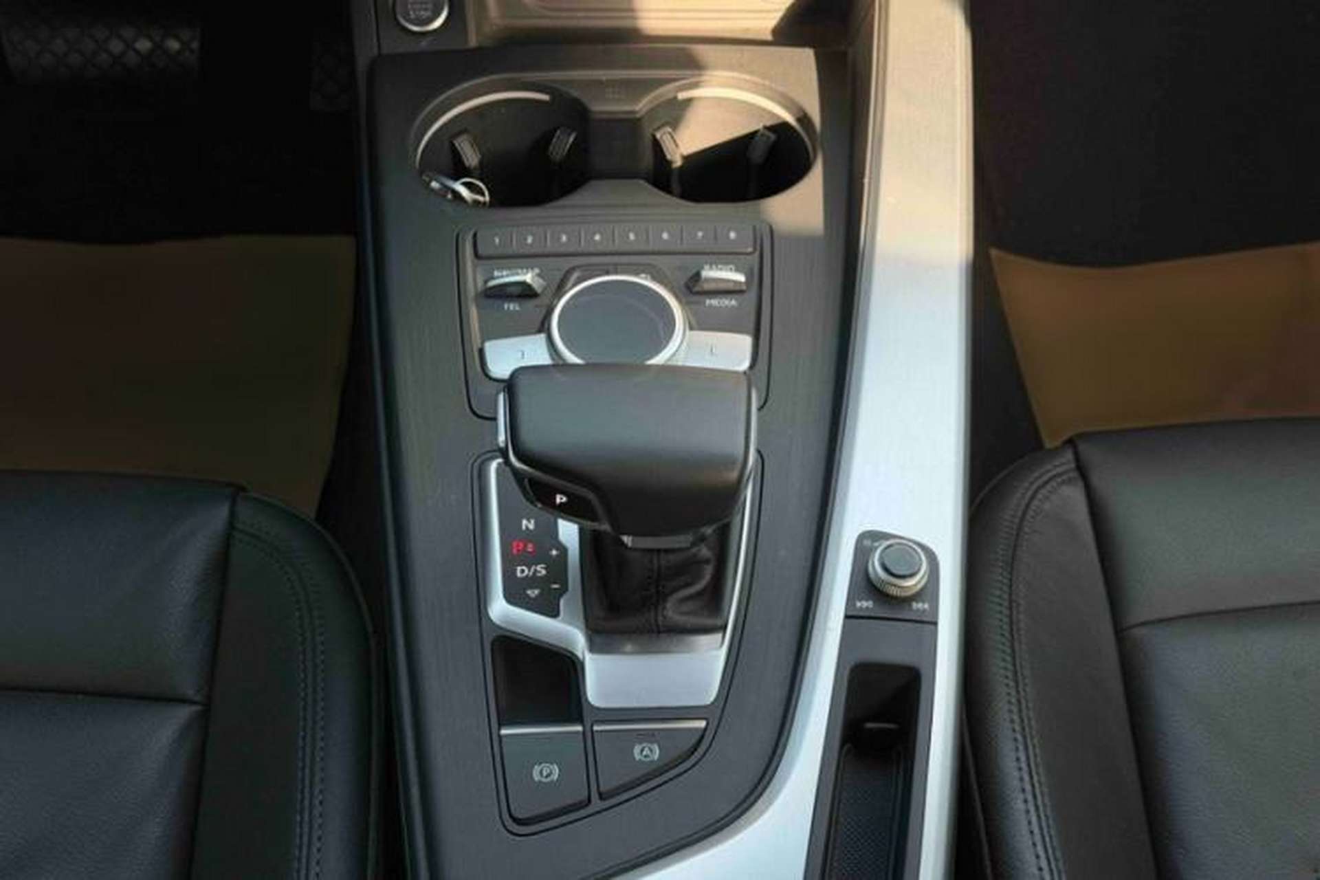 Used Audi A4L 2019 40 TFSI Fashion Edition China VI Emission Standard Gear Lever