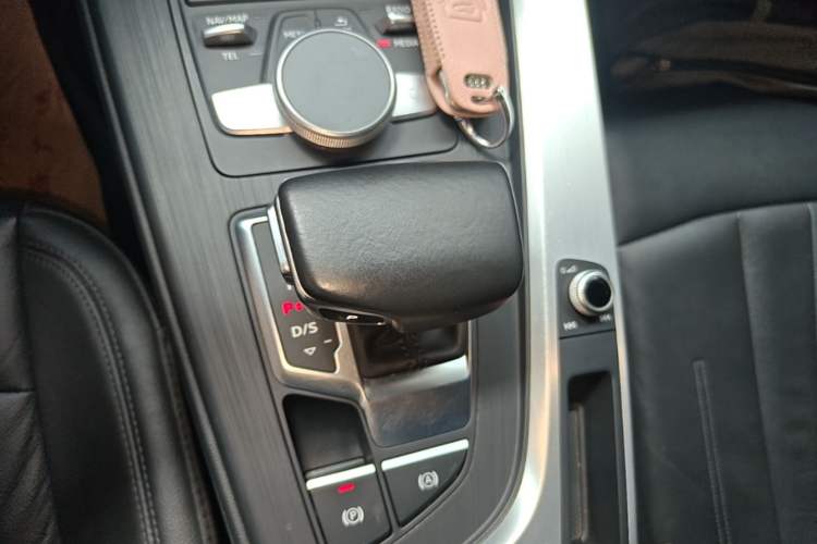 Used Audi A4L 2019 40 TFSI Fashion Edition China VI Emission Standard Gear Lever