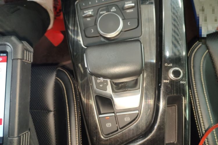 Used Audi A4L 2019 40 TFSI Ambition China VI Gear Lever