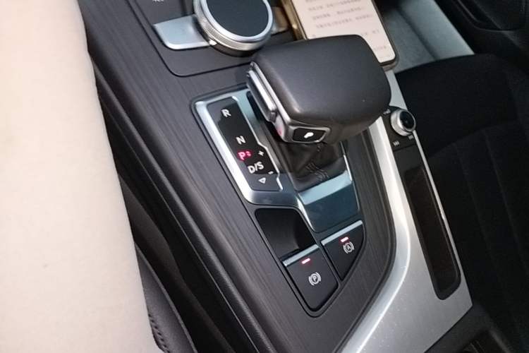 Used Audi A4L 2019 40 TFSI Fashion Edition China VI Emission Standard Gear Lever