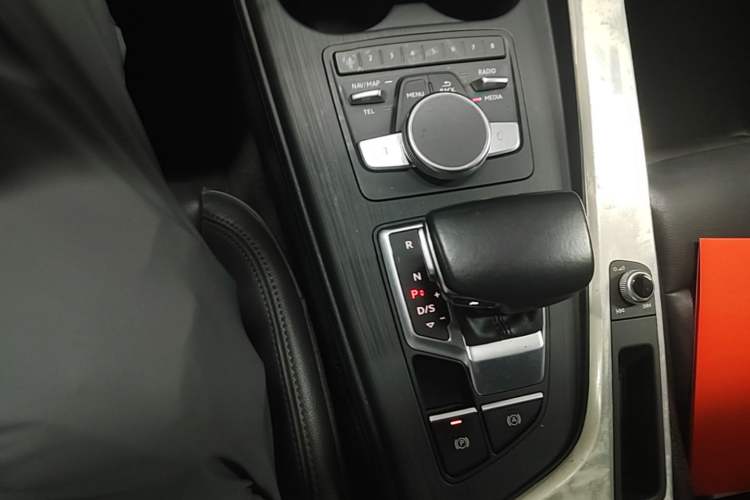 Used Audi A4L 2019 40 TFSI Fashion Edition China VI Emission Standard Gear Lever