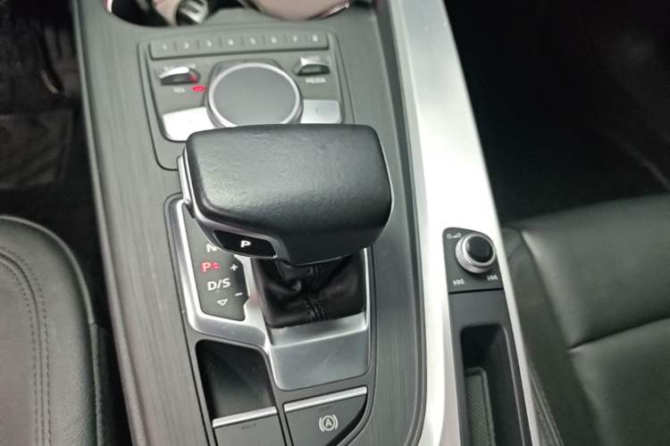 Used Audi A4L 2019 40 TFSI Fashion Edition China VI Emission Standard Gear Lever