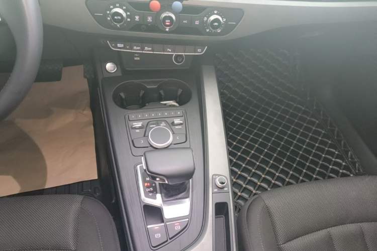 Used Audi A4L 2019 40 TFSI Ambition China VI Gear Lever