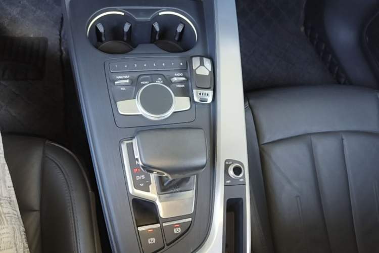 Used Audi A4L 2019 40 TFSI Fashion Edition China VI Emission Standard Gear Lever
