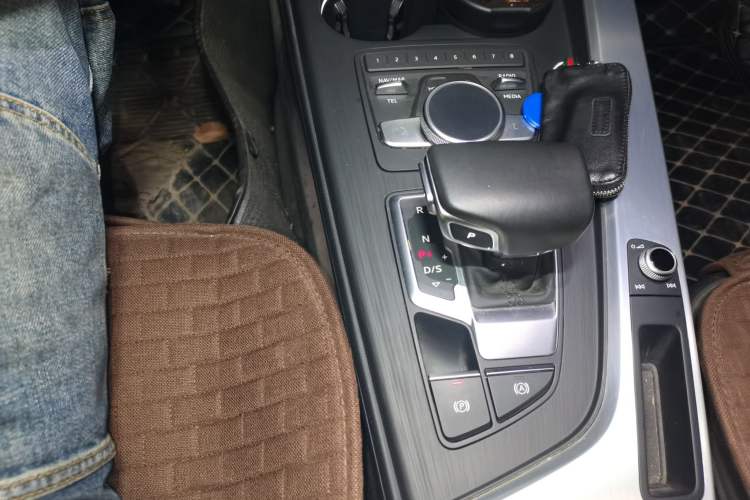 Used Audi A4L 2019 40 TFSI Fashion Version China V Gear Lever