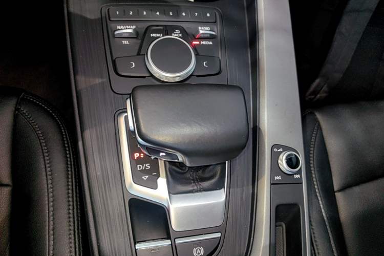 Used Audi A4L 2019 40 TFSI Ambition China VI Gear Lever