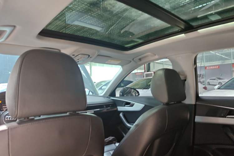 Used Audi A4L 2019 40 TFSI Fashion Edition China VI Emission Standard Headliner