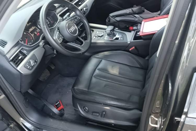 Used Audi A4L 2019 40 TFSI Ambition China VI Left Front Seat
