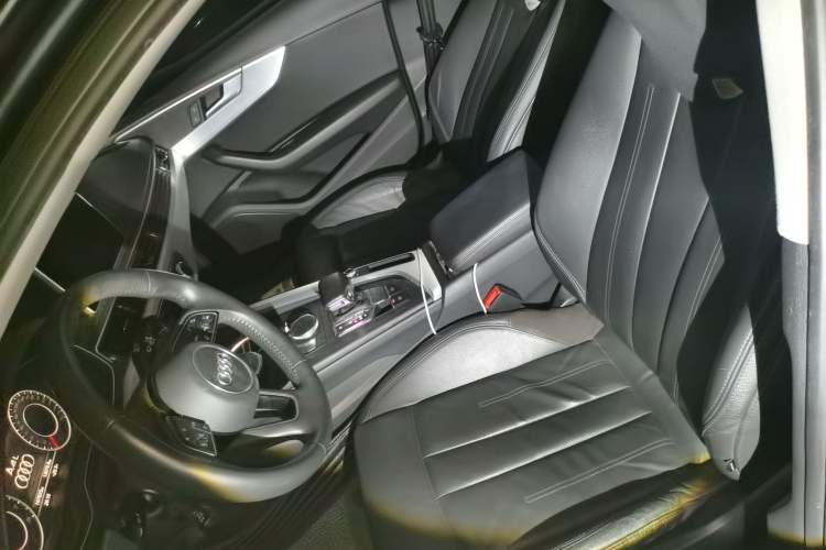 Used Audi A4L 2019 40 TFSI Fashion Edition China VI Emission Standard Left Front Seat