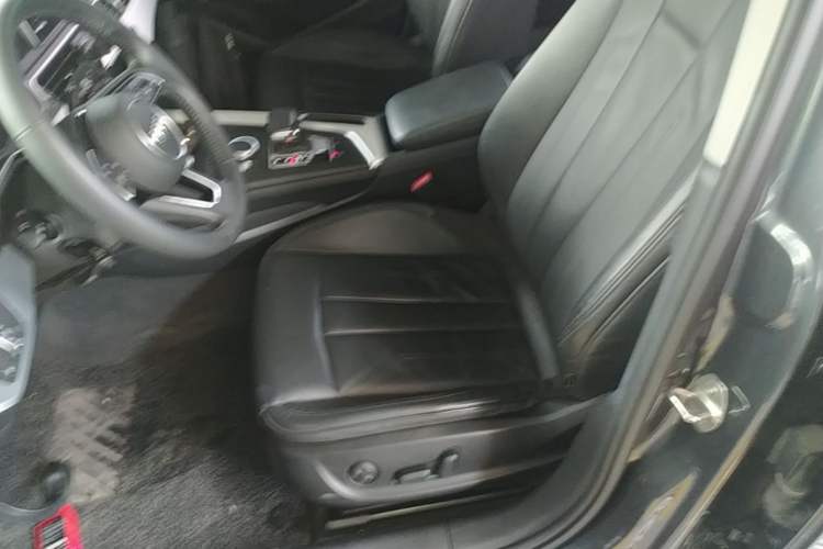 Used Audi A4L 2019 40 TFSI Fashion Edition China VI Emission Standard Left Front Seat