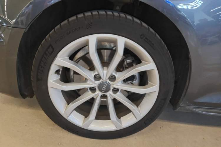 Used Audi A4L 2019 40 TFSI Fashion Edition China VI Emission Standard Left Front Wheel Hub