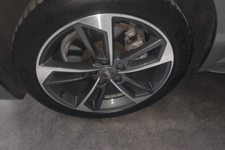Used Audi A4L 2019 40 TFSI Ambition China VI Left Front Wheel Hub