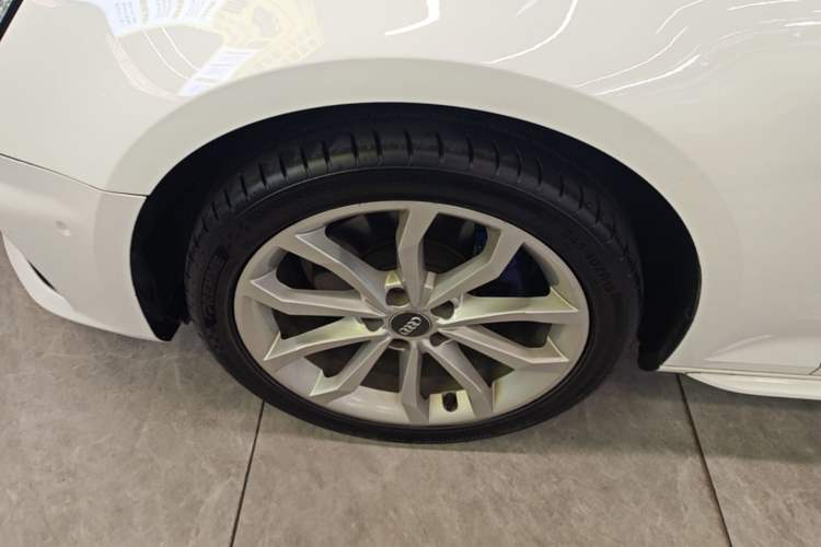 Used Audi A4L 2019 40 TFSI Fashion Edition China VI Emission Standard Left Front Wheel Hub