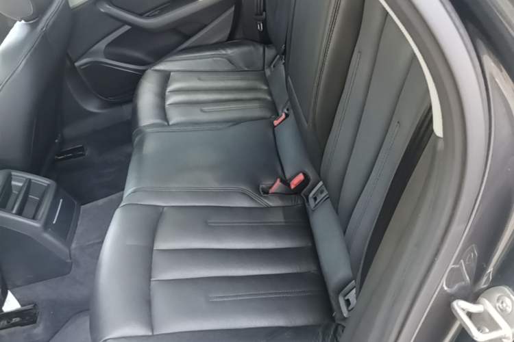 Used Audi A4L 2019 40 TFSI Ambition China VI Left Rear Seat