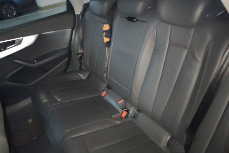 Used Audi A4L 2019 40 TFSI Fashion Edition China VI Emission Standard Left Rear Seat