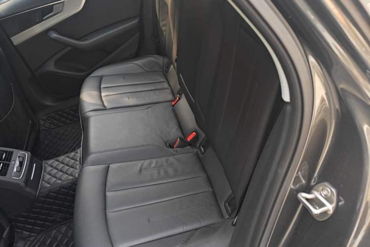Used Audi A4L 2019 40 TFSI Fashion Edition China VI Emission Standard Left Rear Seat