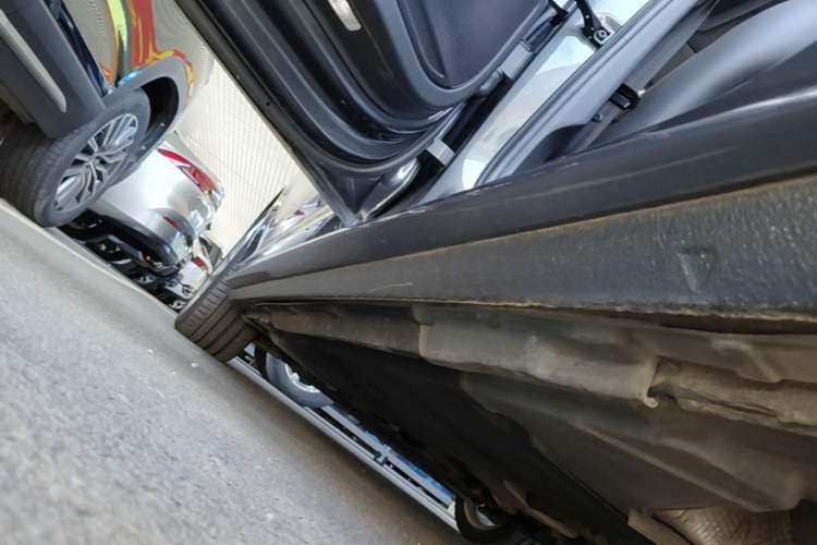 Used Audi A4L 2019 40 TFSI Fashion Edition China VI Emission Standard Left Side Sill