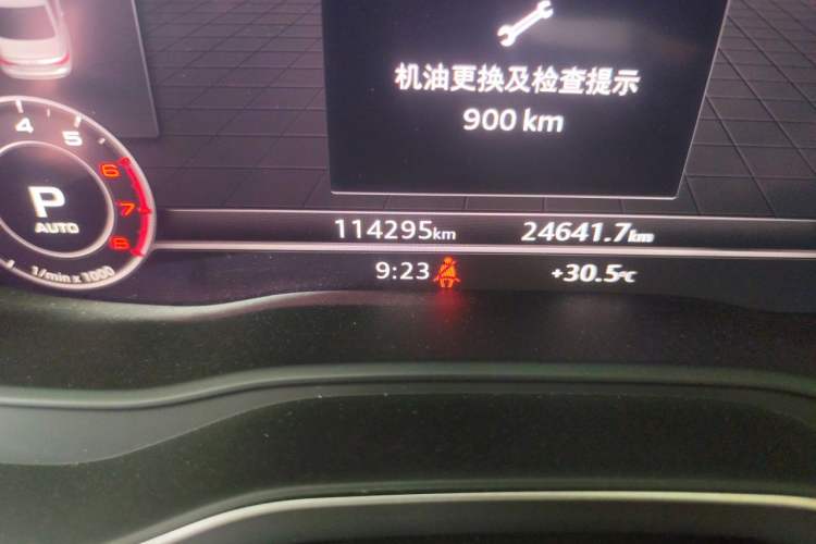 Used Audi A4L 2019 40 TFSI Fashion Edition China VI Emission Standard Odometer Close Up