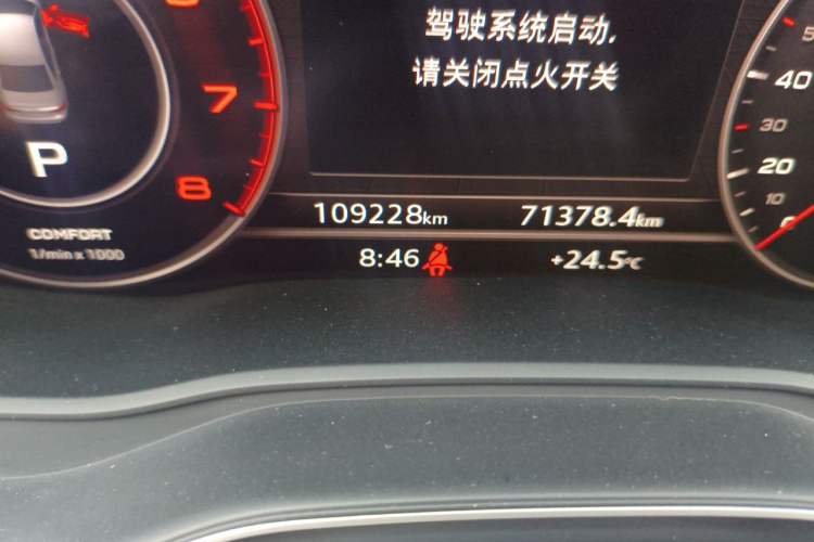 Used Audi A4L 2019 40 TFSI Fashion Edition China VI Emission Standard Odometer Close Up