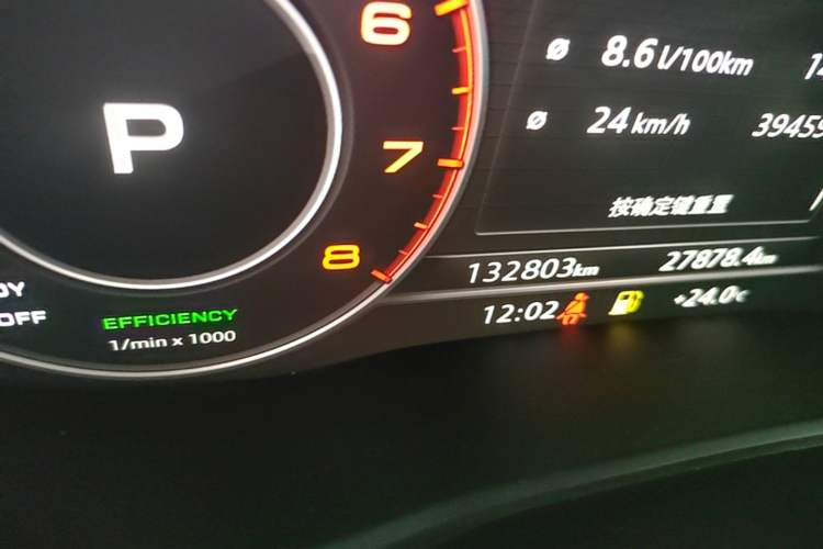 Used Audi A4L 2019 40 TFSI Fashion Edition China VI Emission Standard Odometer Close Up