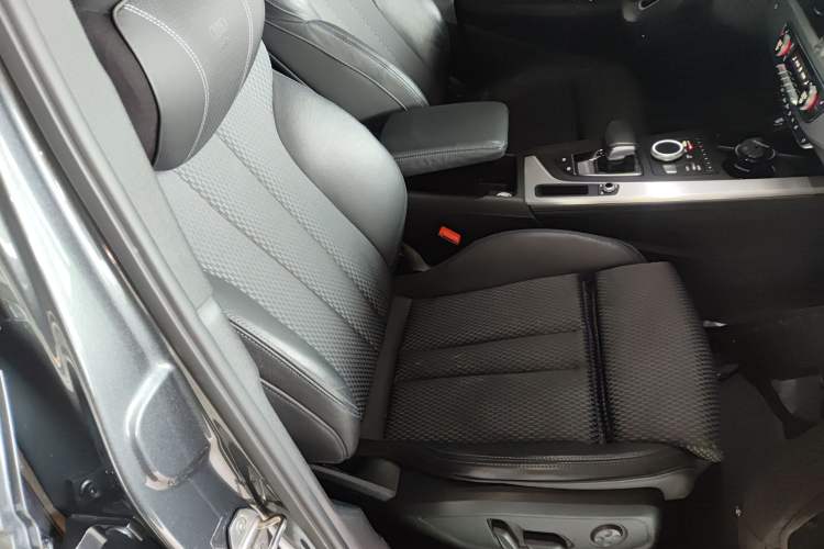 Used Audi A4L 2019 40 TFSI Sporty Version China VI Right Front Seat
