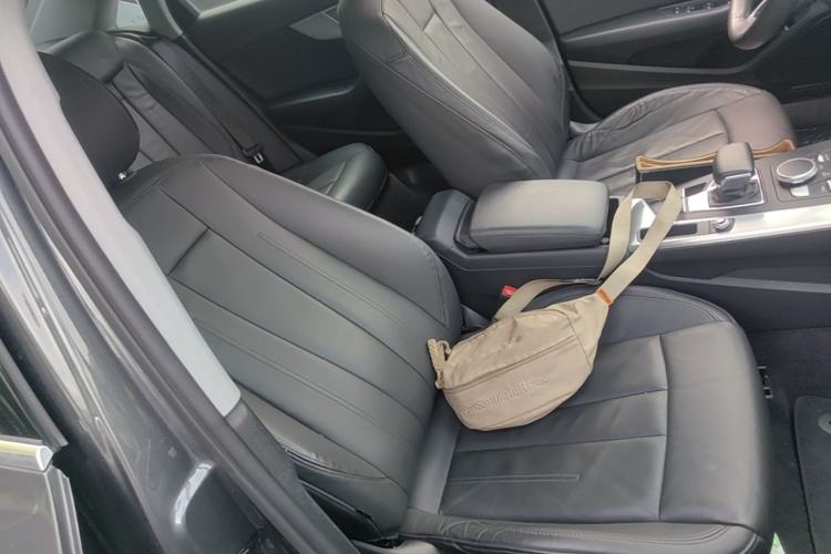 Used Audi A4L 2019 40 TFSI Fashion Edition China VI Emission Standard Right Front Seat