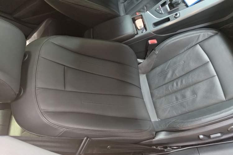 Used Audi A4L 2019 40 TFSI Fashion Edition China VI Emission Standard Right Front Seat