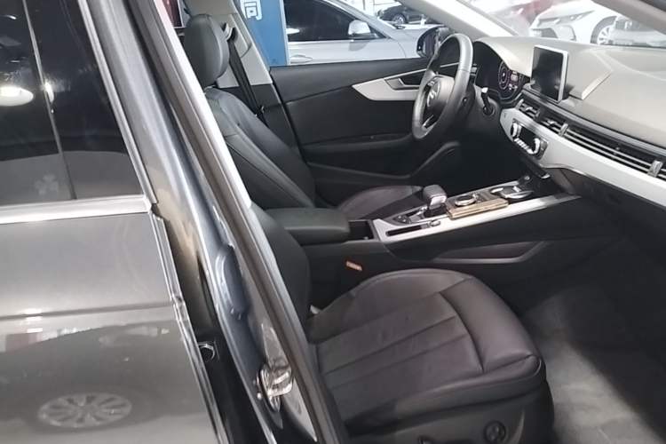 Used Audi A4L 2019 40 TFSI Fashion Edition China VI Emission Standard Right Front Seat