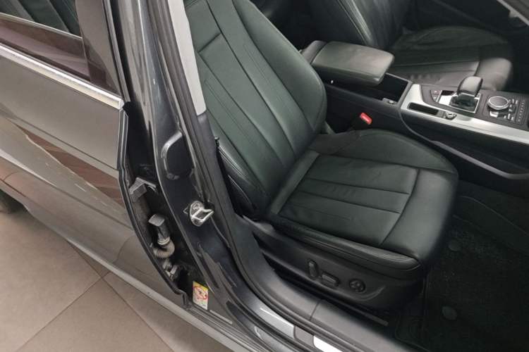 Used Audi A4L 2019 40 TFSI Fashion Edition China VI Emission Standard Right Front Seat