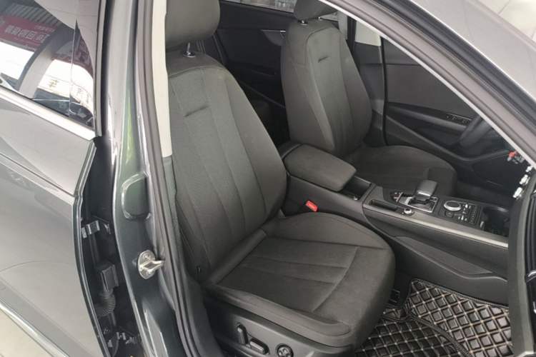 Used Audi A4L 2019 40 TFSI Ambition China VI Right Front Seat