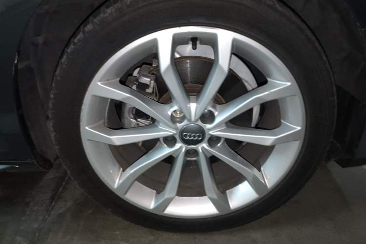 Used Audi A4L 2019 40 TFSI Fashion Edition China VI Emission Standard Right Front Wheel Hub