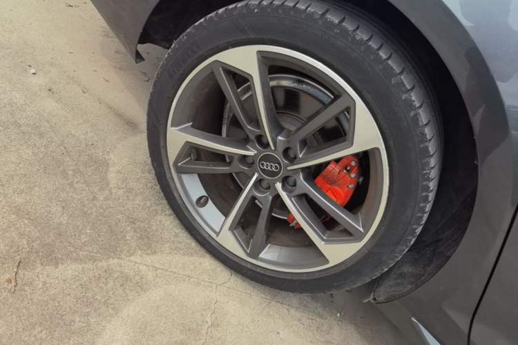 Used Audi A4L 2019 40 TFSI Ambition China VI Right Rear Wheel Hub